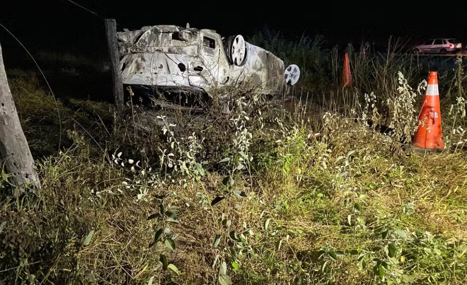 Carro capota, pega fogo e duas pessoas morrem carbonizadas na MGC-401, em Jaíba