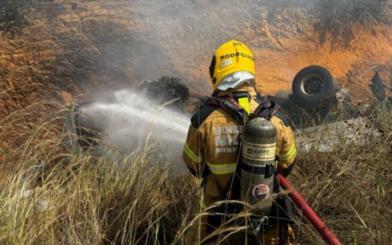 Caminhão carregado com feijão e cevada tomba e pega fogo na BR-251, em Salinas